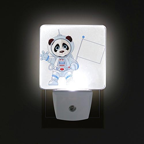 Naanle Set od 2 astronaut Panda drži znak zastave na bijeloj pozadini Auto senzor LED Dusk to Dawn Night Light Plug in Indoor for